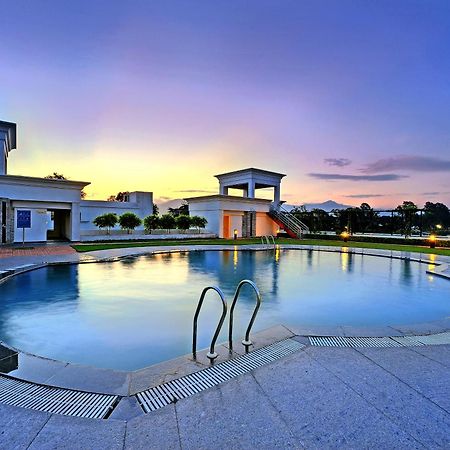 Royal Sarovar Portico Siliguri Exteriör bild