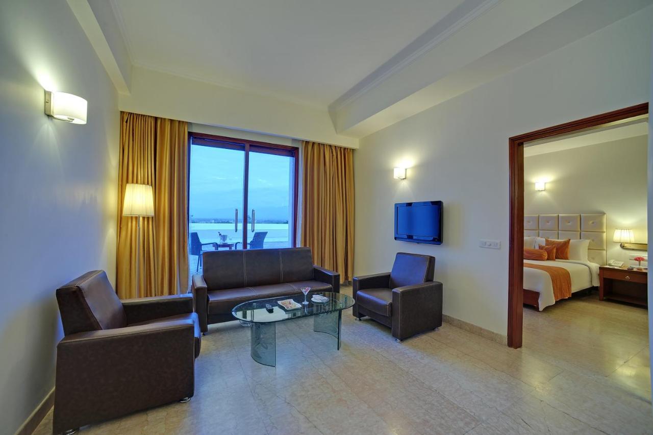 Royal Sarovar Portico Siliguri Exteriör bild