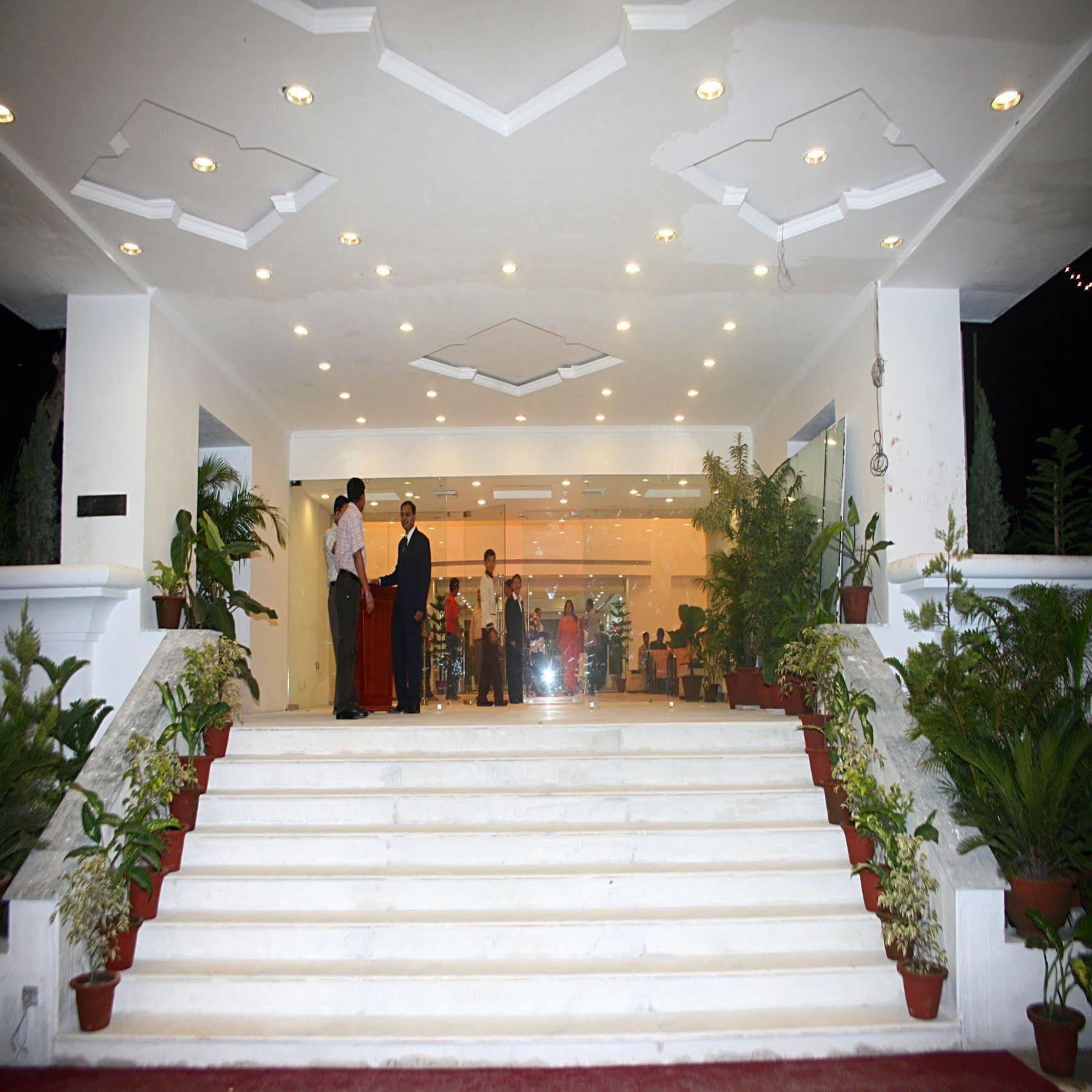 Royal Sarovar Portico Siliguri Hotell Exteriör bild