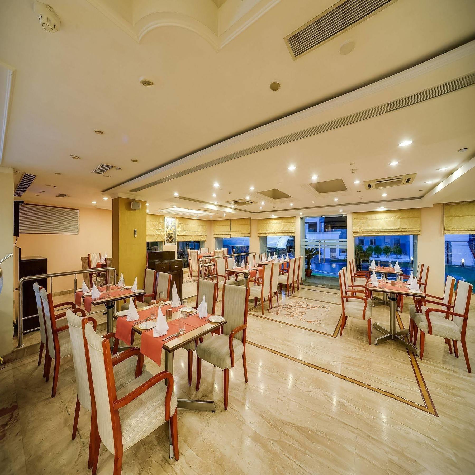 Royal Sarovar Portico Siliguri Hotell Exteriör bild