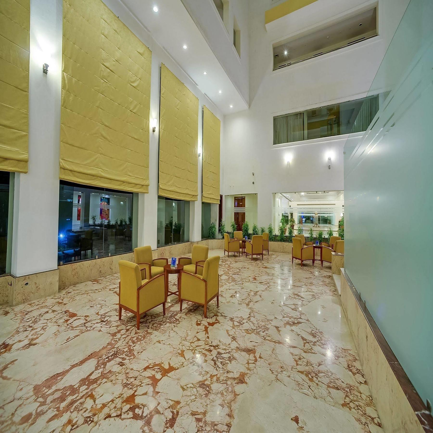 Royal Sarovar Portico Siliguri Hotell Exteriör bild