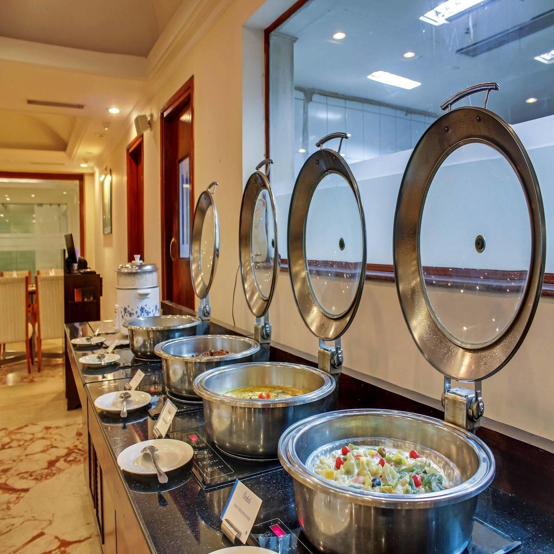 Royal Sarovar Portico Siliguri Exteriör bild