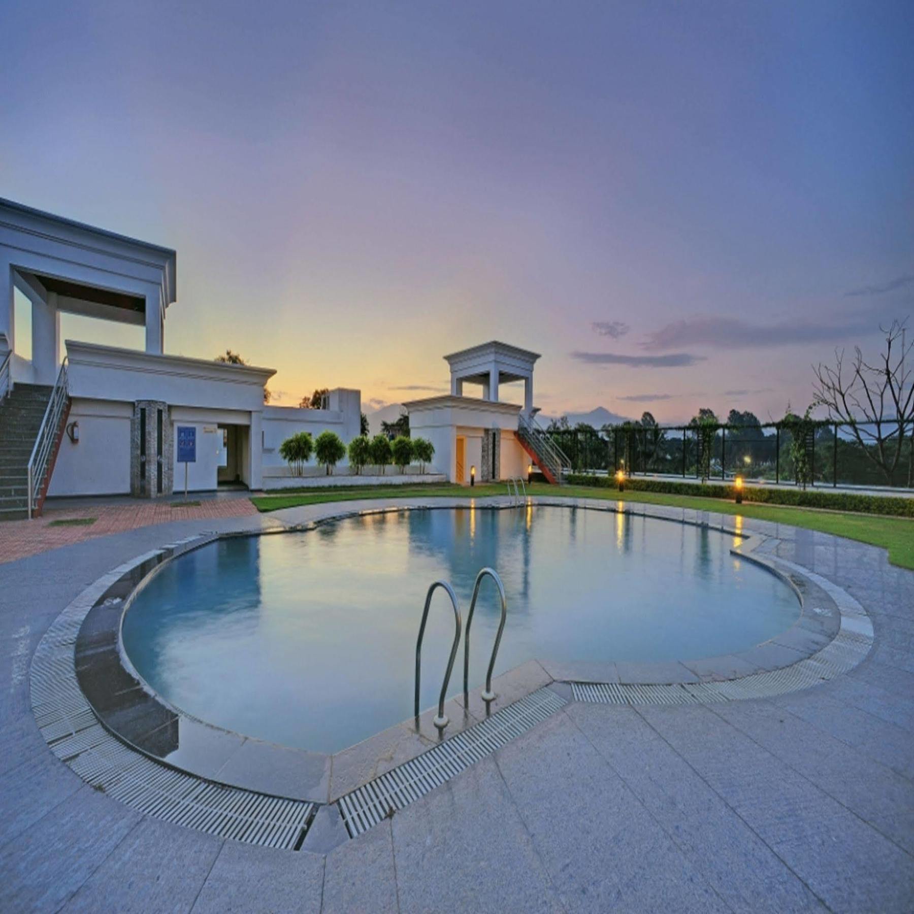 Royal Sarovar Portico Siliguri Exteriör bild