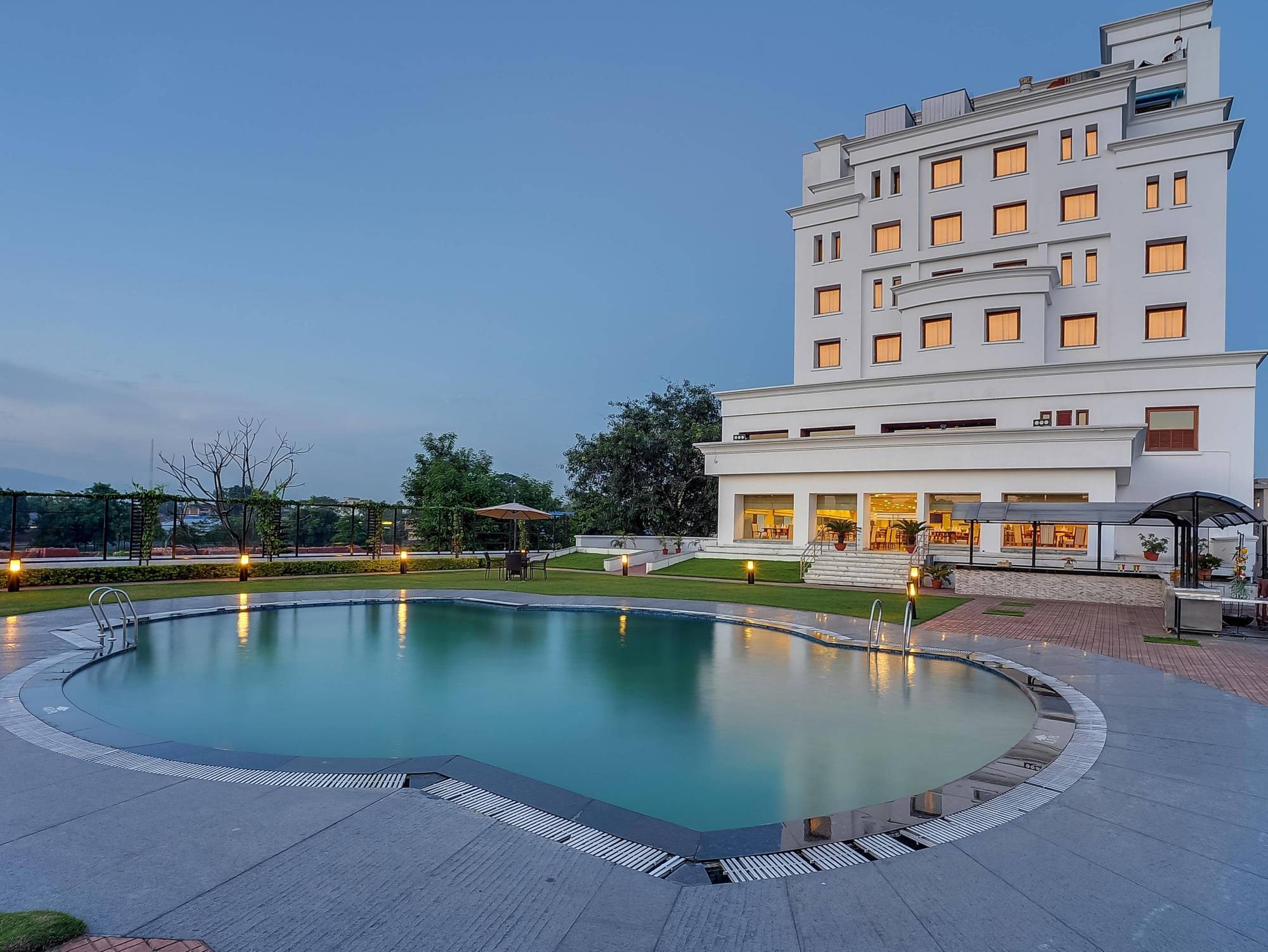 Royal Sarovar Portico Siliguri Hotell Exteriör bild