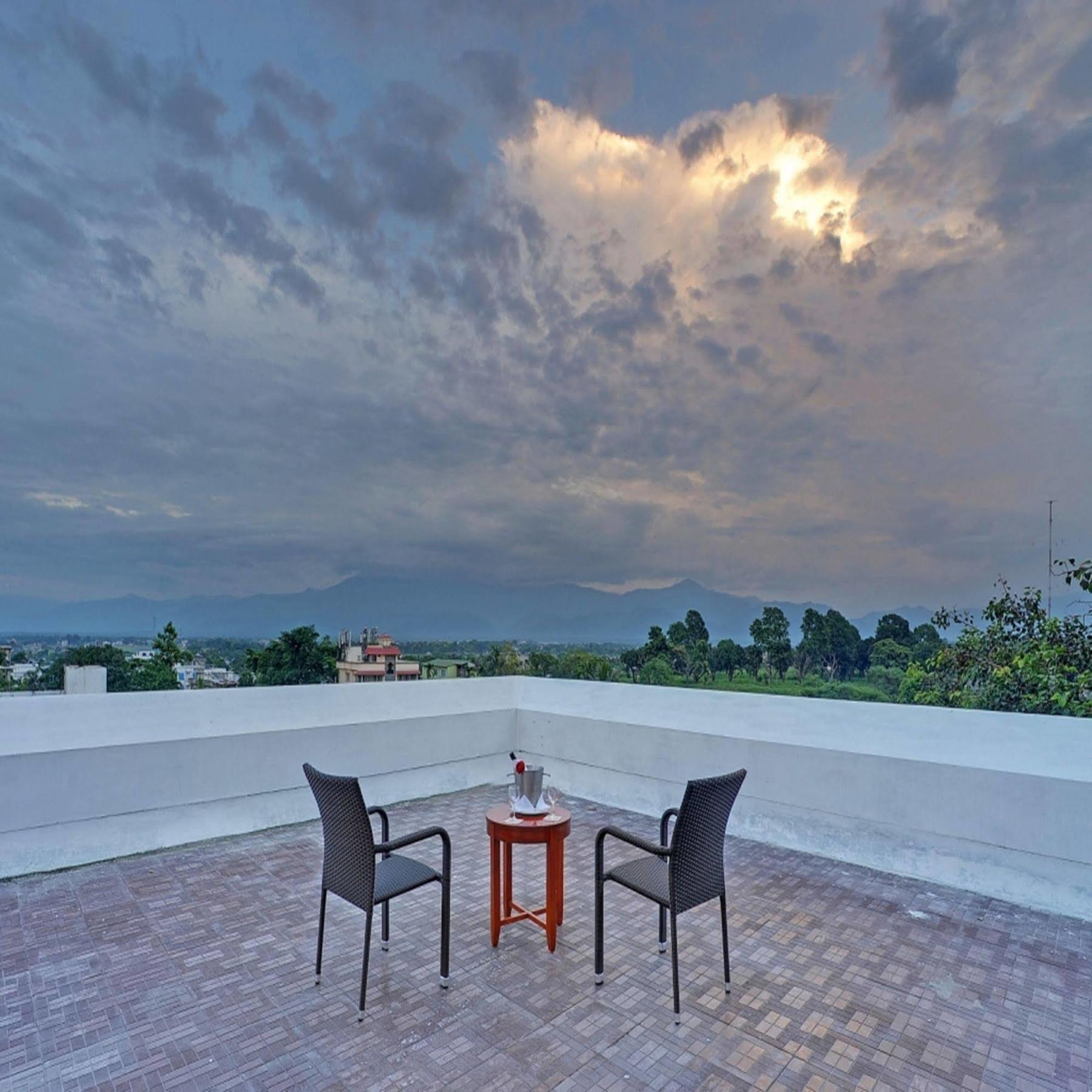 Royal Sarovar Portico Siliguri Hotell Exteriör bild